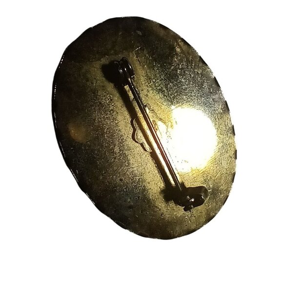 Vintage Cameo Brooch With Scalloped Edge Design & Silhouette Relief - Picture 4 of 5